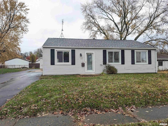 view of front of property with a front yard