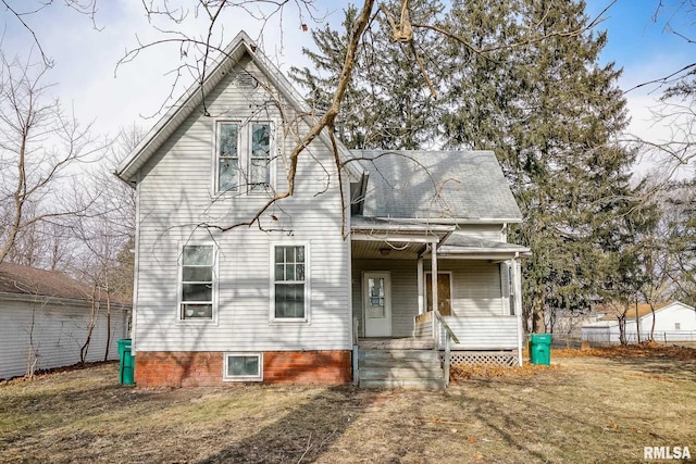 front facade featuring a front yard and covered porch