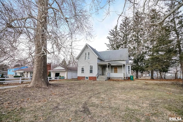 view of front of home featuring a front yard