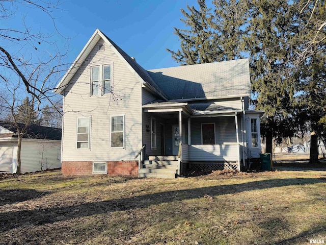 view of front facade featuring a front lawn and a porch