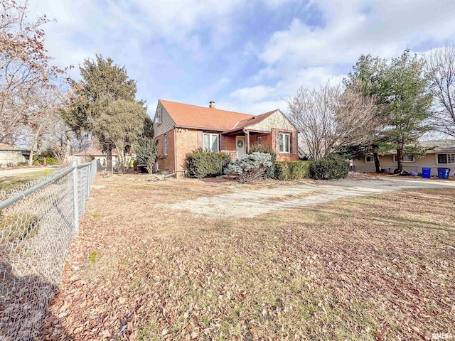 single story home featuring a front lawn