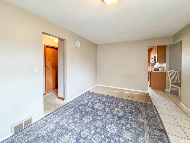 spare room featuring light tile patterned floors