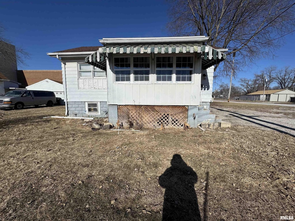 view of front facade featuring a front yard