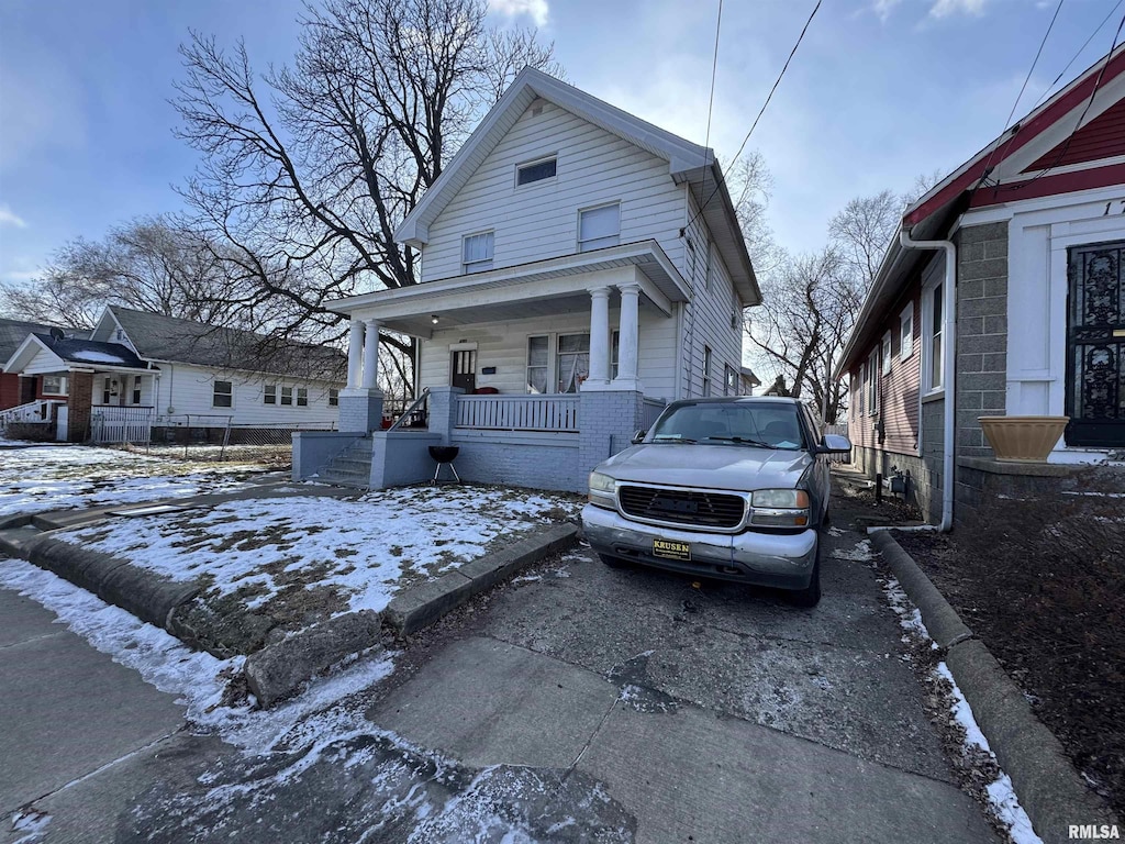 view of front of property featuring covered porch