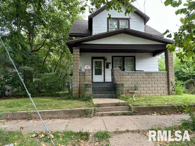 view of front facade with covered porch and a front lawn