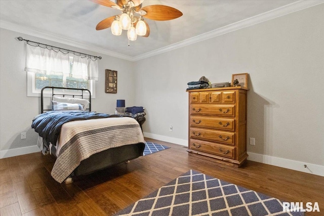 bedroom featuring ceiling fan, dark hardwood / wood-style floors, and crown molding