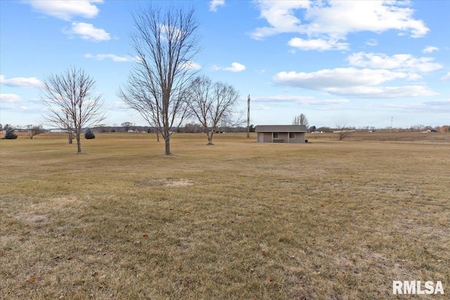 view of yard featuring a rural view