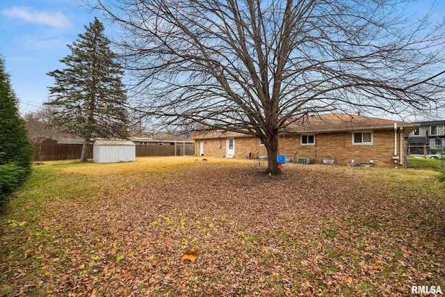 view of yard with a storage shed