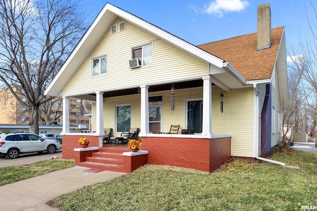 view of front of property featuring a front lawn and a porch