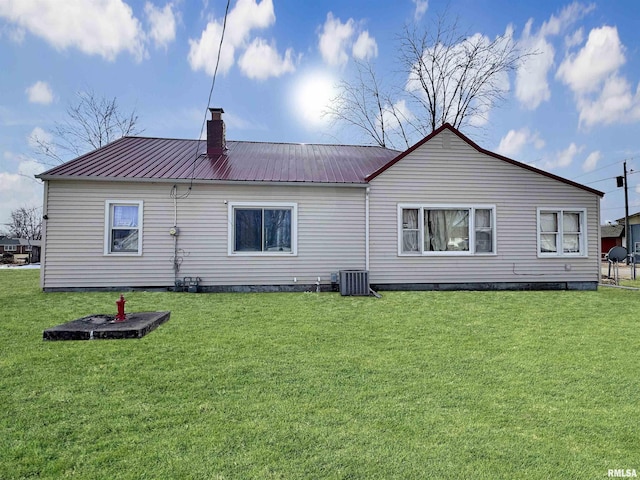 view of front of property featuring central AC unit and a front yard