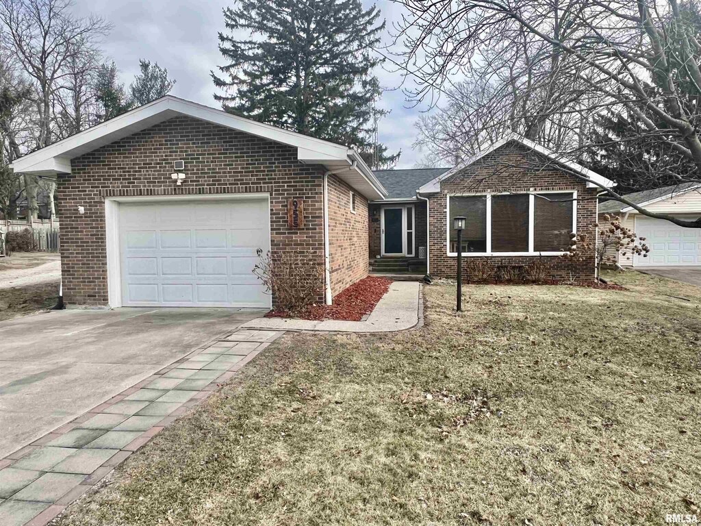 view of front facade with a garage and a front yard