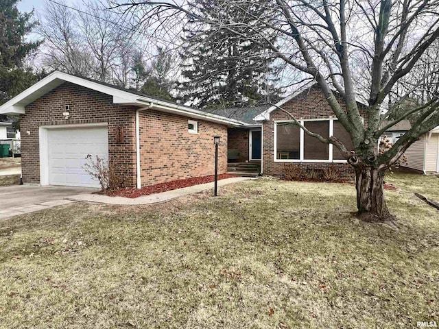 view of front of house featuring a garage and a front yard