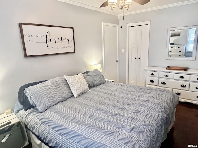 bedroom with crown molding, a closet, and ceiling fan