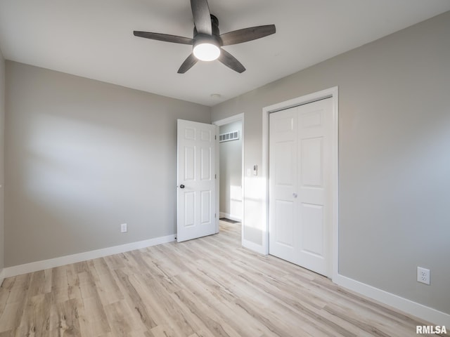 unfurnished bedroom featuring light wood-type flooring, a closet, and ceiling fan