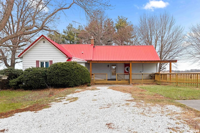 view of front of property featuring a front lawn and a porch