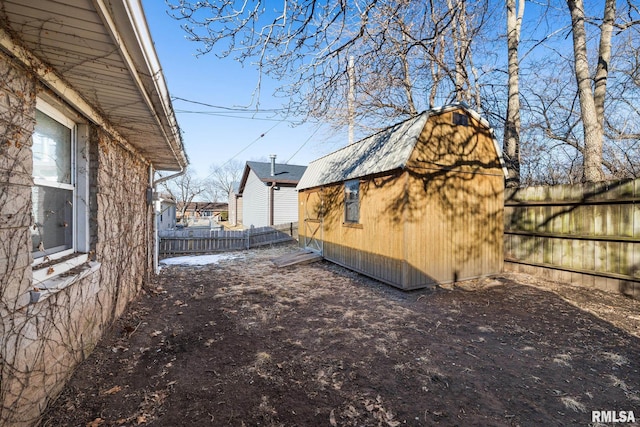 view of yard featuring a storage shed