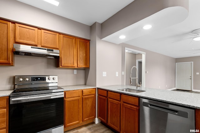 kitchen featuring ceiling fan, stainless steel appliances, kitchen peninsula, and sink