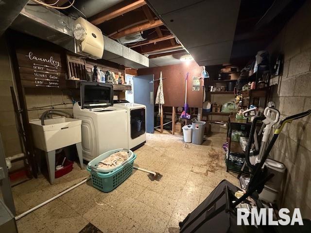 basement with sink and independent washer and dryer