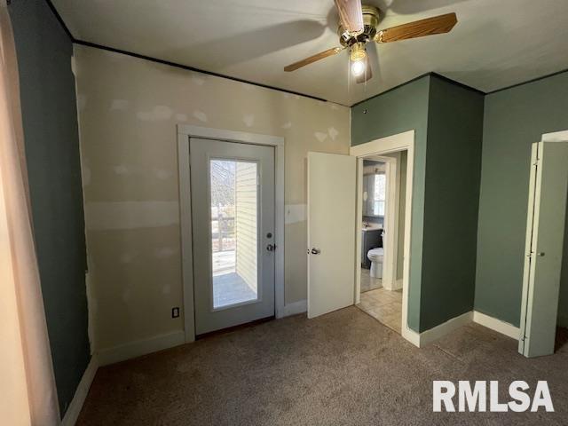 entryway with carpet floors and ceiling fan