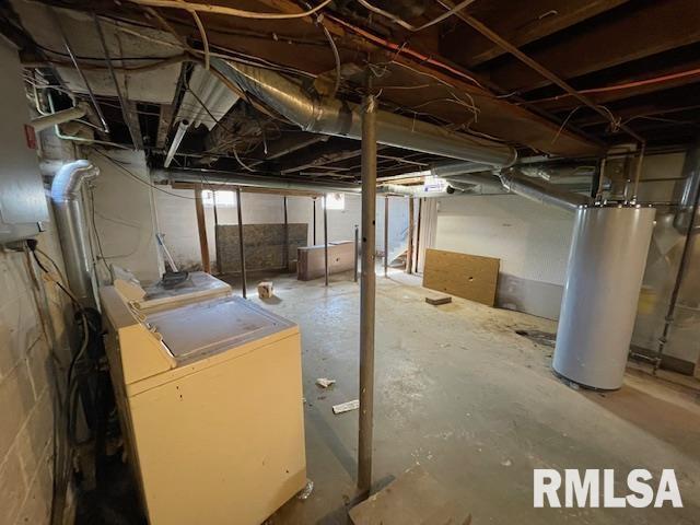 basement featuring gas water heater and independent washer and dryer