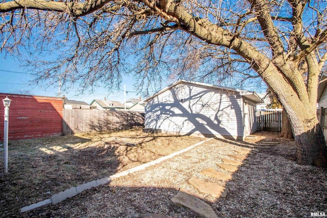 view of yard featuring a storage shed