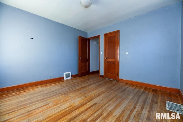 unfurnished room with light hardwood / wood-style flooring