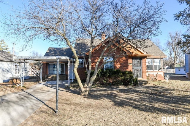 view of front of property featuring a carport