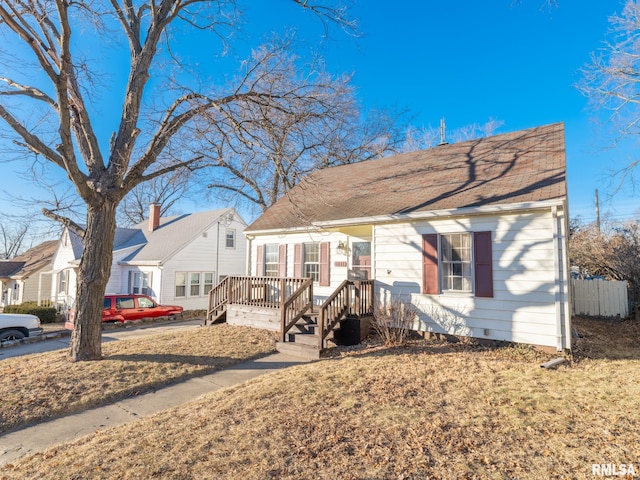 view of front of house featuring a front lawn