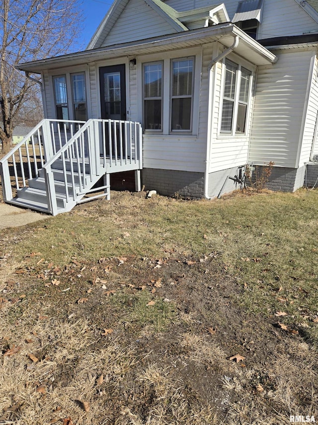 view of front facade with a front lawn