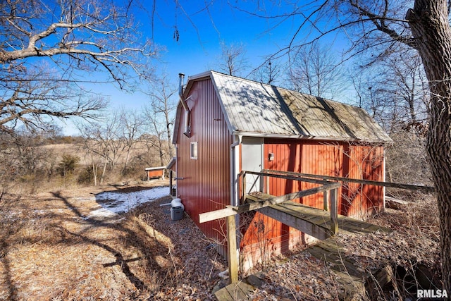 view of outdoor structure featuring an outbuilding