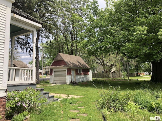 view of yard with an outbuilding