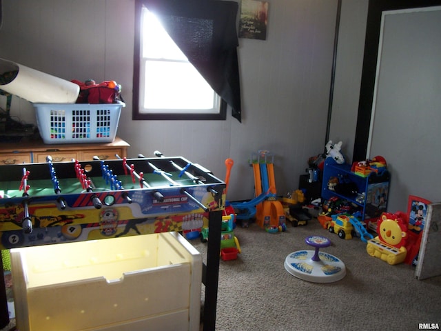 recreation room featuring carpet