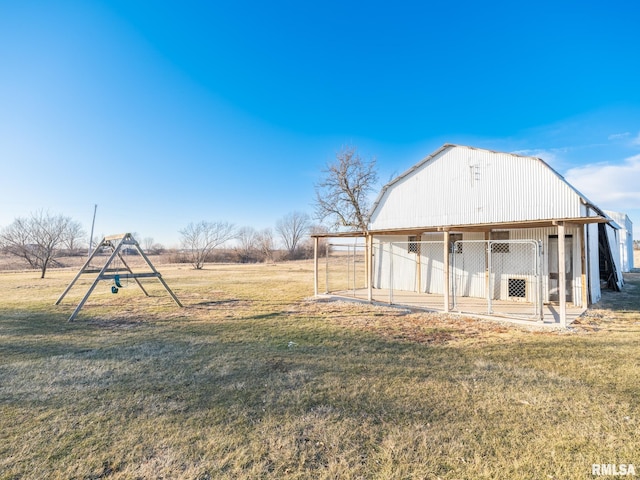 view of yard featuring an outbuilding