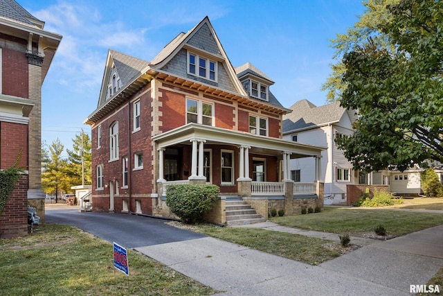 view of front of home featuring a porch and a front yard