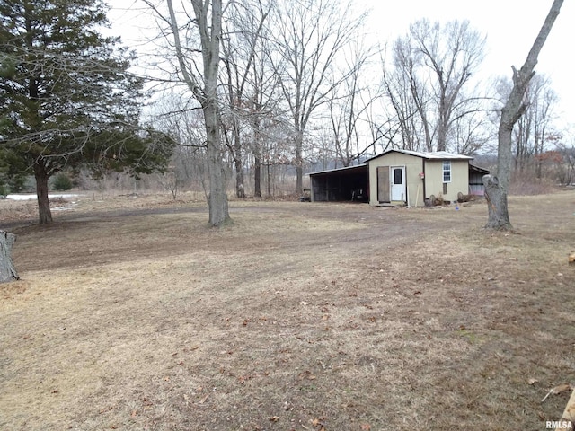 view of yard featuring an outdoor structure