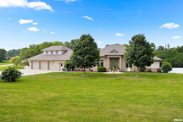 view of front facade featuring a garage and a front yard