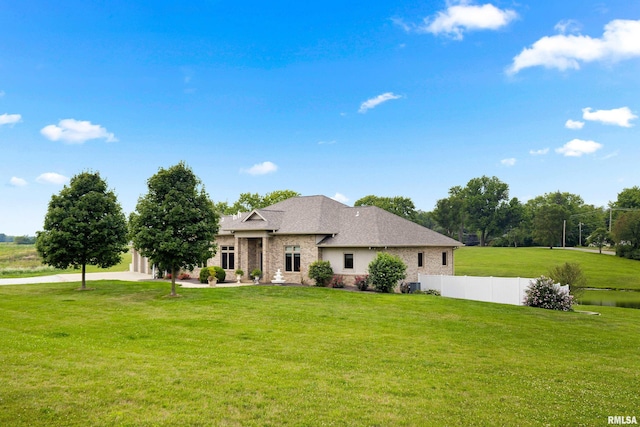 view of front of home featuring a front yard