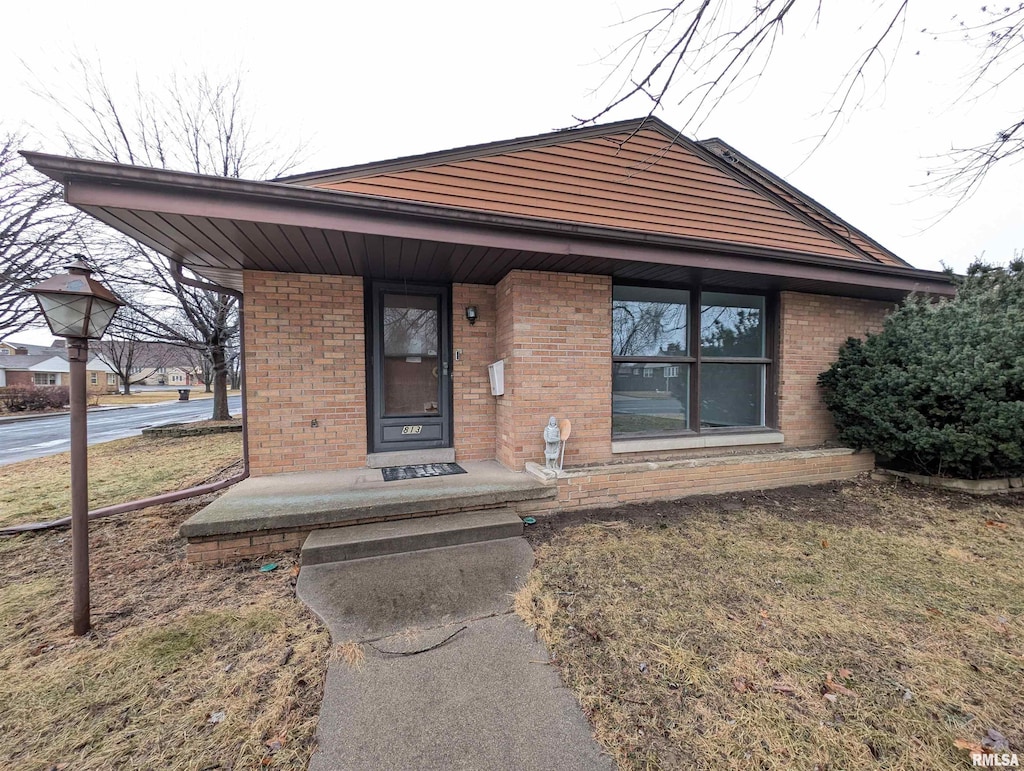 view of front of property featuring a front yard