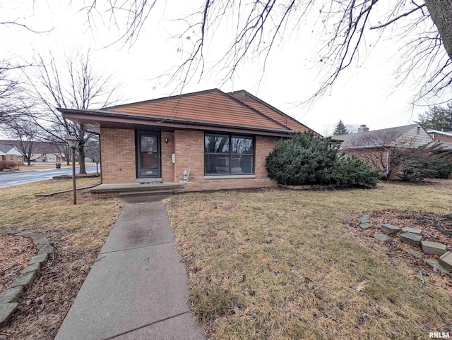 view of front of property with a front lawn