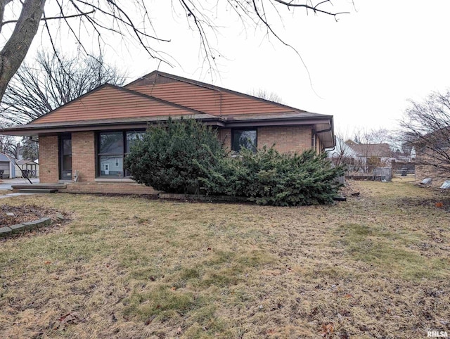 view of front of house with a front lawn