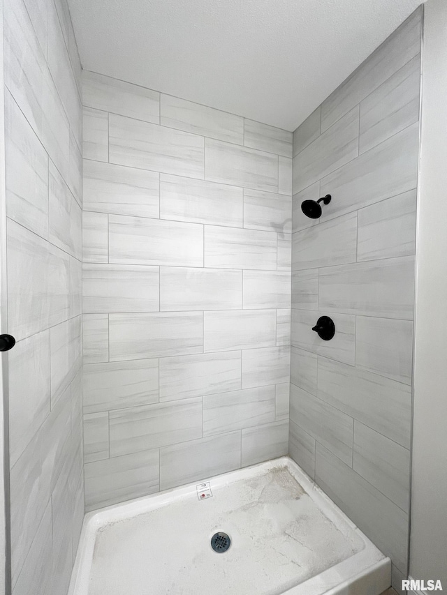 bathroom featuring a tile shower