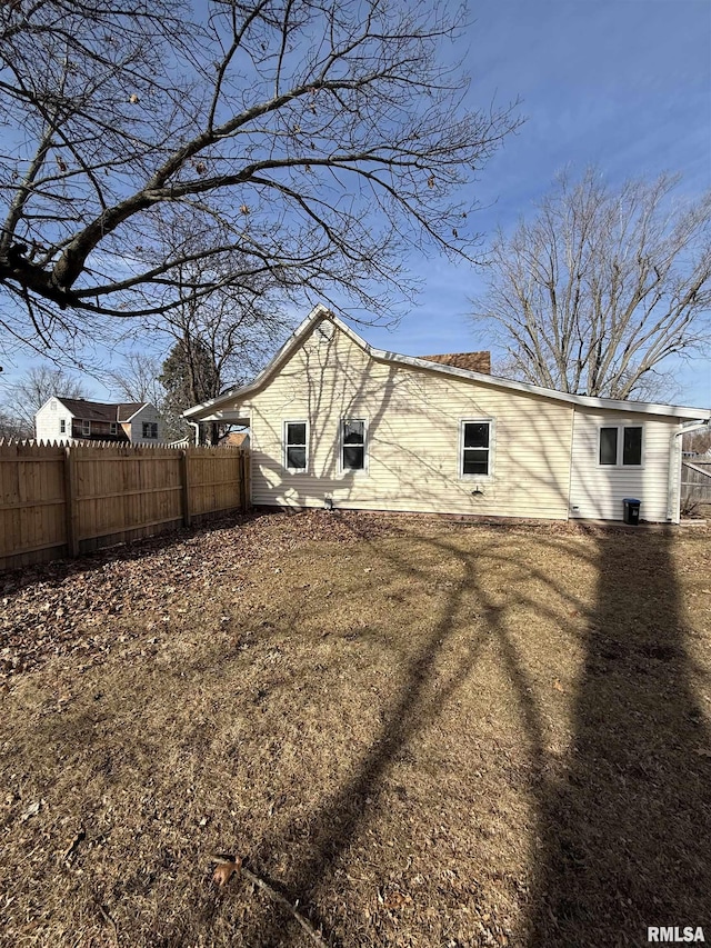 back of house featuring a lawn