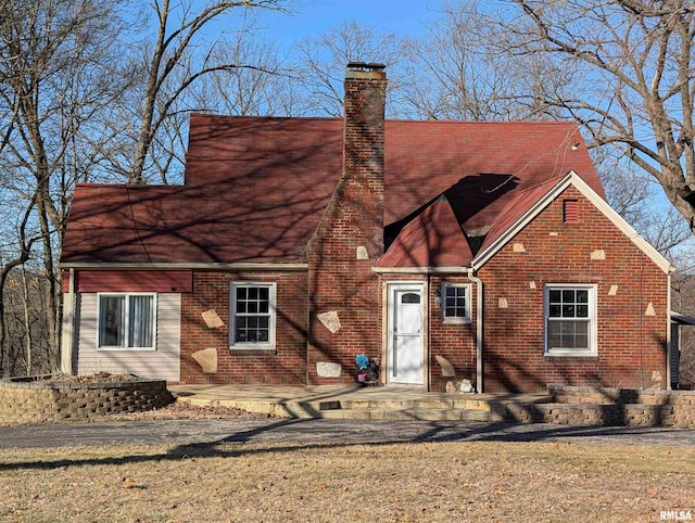 view of front facade featuring a front lawn