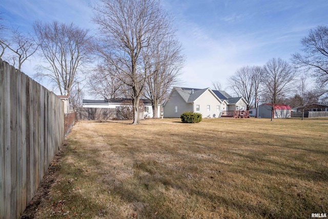 view of yard featuring a storage shed