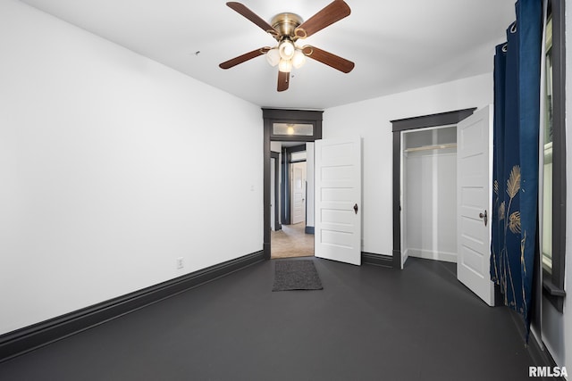 unfurnished bedroom featuring ceiling fan and a closet