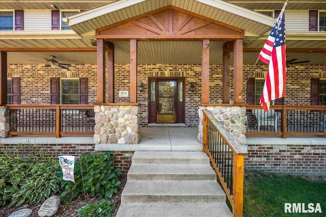 property entrance featuring ceiling fan and covered porch