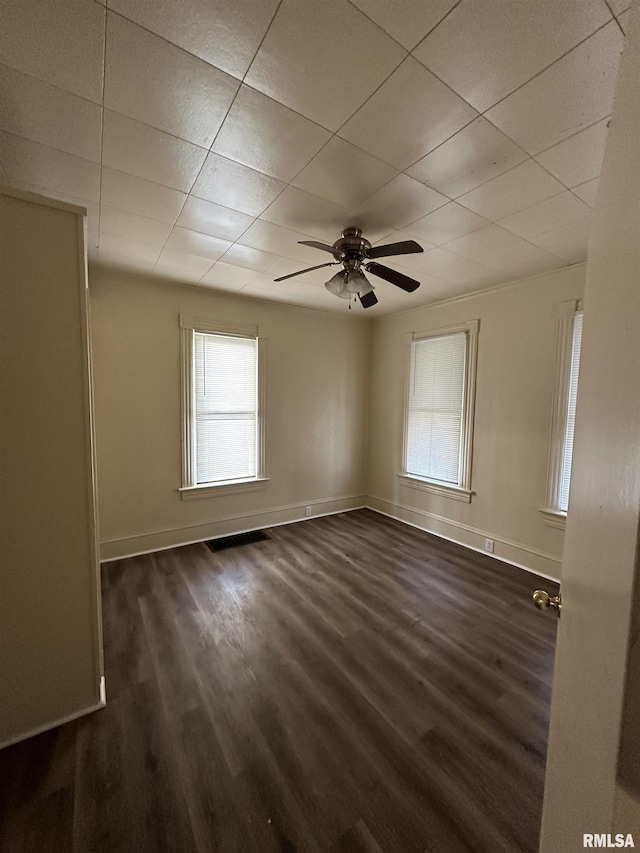 unfurnished room with dark wood-type flooring and ceiling fan