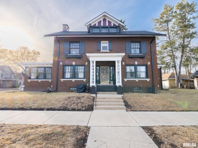 view of front of property featuring a front lawn