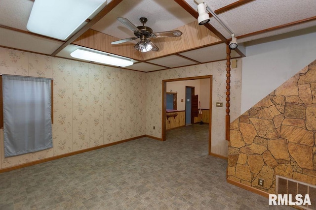 empty room featuring ceiling fan