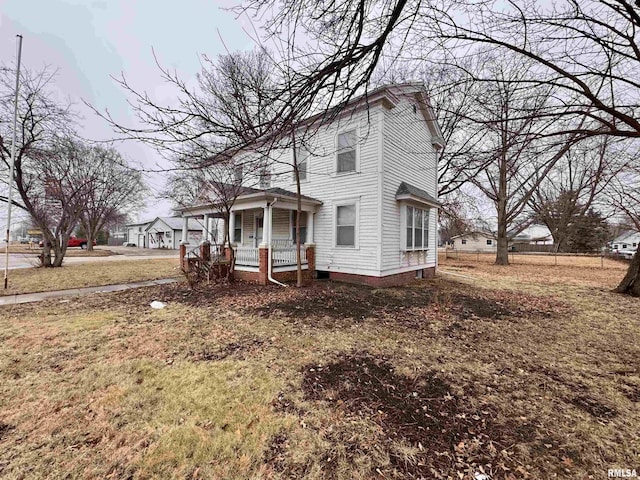 view of front of property featuring a porch and a front lawn